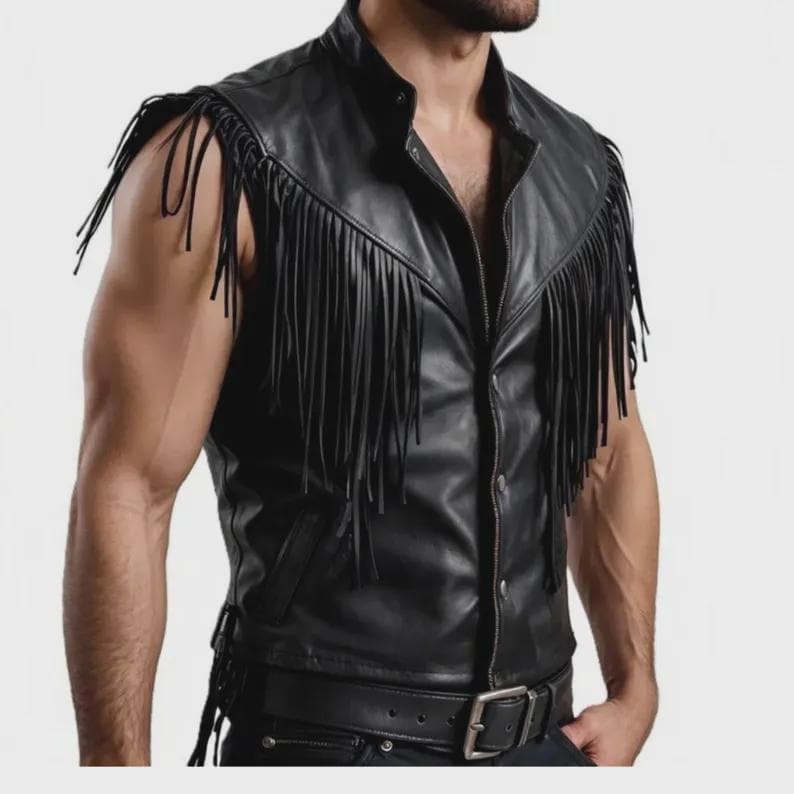 Pu&ograve; includere: Gilet in pelle nera con frange sulle spalle. Il gilet ha una chiusura a zip frontale, un colletto e una cintura con fibbia argentata. Il gilet senza maniche sembra essere realizzato in vera pelle.