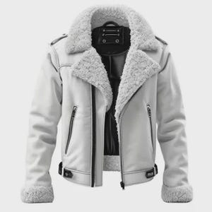 Puede incluir: Chaqueta blanca de piel sintética con cuello y forro de borreguillo. La chaqueta tiene cierre de cremallera, cremalleras negras e interior negro. Los puños y el cuello están forrados con borreguillo suave gris claro.