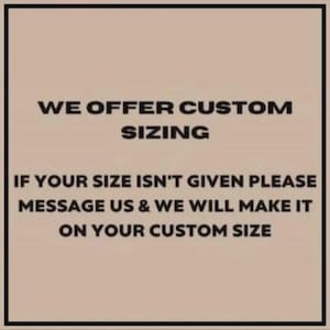Pu&ograve; includere: Un grafico quadrato con sfondo beige chiaro e bordo nero. Il testo in lettere maiuscole nere recita: WE OFFER CUSTOM SIZING. IF YOUR SIZE ISN'T GIVEN PLEASE MESSAGE US & WE WILL MAKE IT ON YOUR CUSTOM SIZE.