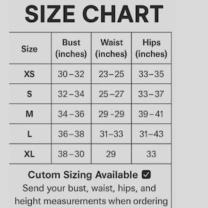 Pu&ograve; includere: Una tabella delle taglie in bianco e nero con colonne per taglia, busto, vita e fianchi in pollici. Le righe elencano le taglie dalla XS alla XL con i relativi intervalli numerici. Il testo in basso riporta Cutom Sizing Available e istruzioni.