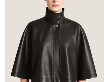 Mantella in pelle di pecora nera fatta a mano / Mantellina senza maniche a collo alto / Capospalla in stile gotico vintage / Sciarpa da spalla in pelle da donna