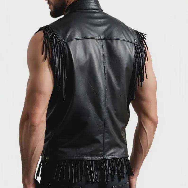 Pu&ograve; includere: Gilet in pelle nera con frange sulle spalle e sull'orlo. Il gilet ha un design classico con colletto rialzato e finitura liscia e lucida. Un capo d'abbigliamento elegante e audace.