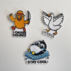 Könnte beinhalten: Drei gestickte Aufnäher mit humorvollen Designs. Einer zeigt ein gelbes Küken mit einem Messer und dem Text "I Choose Violence". Ein anderer zeigt eine Gans mit einem Messer und dem Text "Choose Violence". Der letzte ist ein Pinguin mit Sonnenbrille und dem Text "Stay Cool."