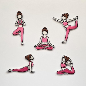 Könnte beinhalten: Set aus fünf gestickten Aufnähern mit Figuren in verschiedenen Yoga-Posen. Jeder Aufnäher zeigt eine Person in einer anderen Yoga-Position, die rosa Sportkleidung trägt. Die Aufnäher sind mit einem weißen Hintergrund und schwarzen Umrissen gestaltet.