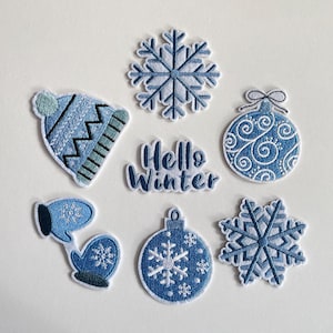Peut inclure: Ensemble de patchs bleus et blancs sur le thème de l'hiver. Les patchs comprennent un bonnet en tricot, une moufle, deux flocons de neige, deux boules de Noël et l'inscription "Hello Winter". Les patchs sont brodés avec des détails.