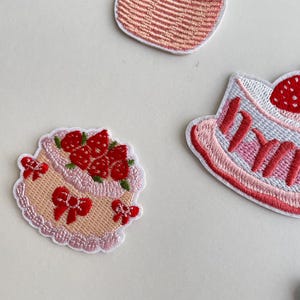 Strawberry Food Patch – Cute Embroidery Aufnäher Ice Pop Cake Wedding Cake Hot Drink Kawaii Iron On Patch for Jacket Bag DIY Gift Bild 5