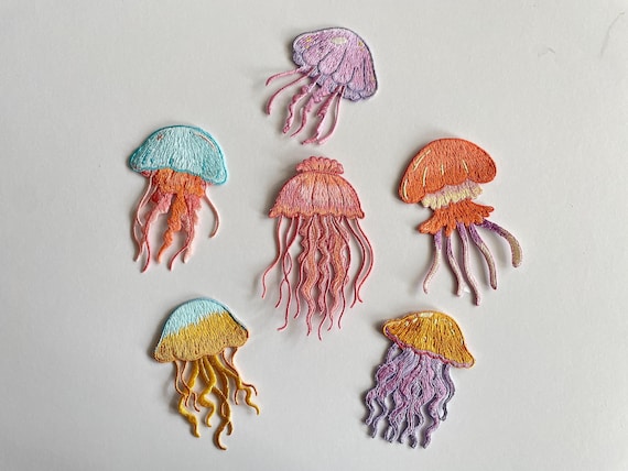 Quallen Stick-Aufbügler Jellyfish Embroidery Patch Meeresbewohner maritime Looks Bügelbild Kleidung Jacke Meer Deko Sea Life Medusa Strand