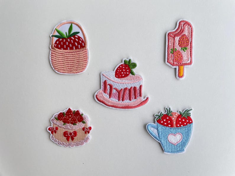Strawberry Food Patch – Cute Embroidery Aufnäher Ice Pop Cake Wedding Cake Hot Drink Kawaii Iron On Patch for Jacket Bag DIY Gift Bild 1