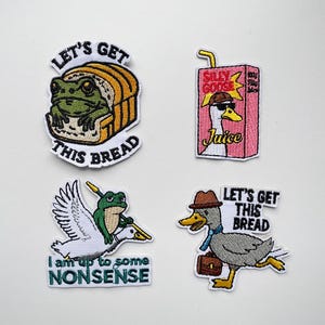 Op de afbeelding: Vier geborduurde patches met grillige ontwerpen. Eén toont een kikker in brood met "LET'S GET THIS BREAD". Een andere toont een gans met zonnebril en "SILLY GOOSE Juice". Een derde heeft een kikker die op een eend rijdt met "I am up to some NONSENSE". De laatste toont een eend met een aktetas en "LET'S GET THIS BREAD".