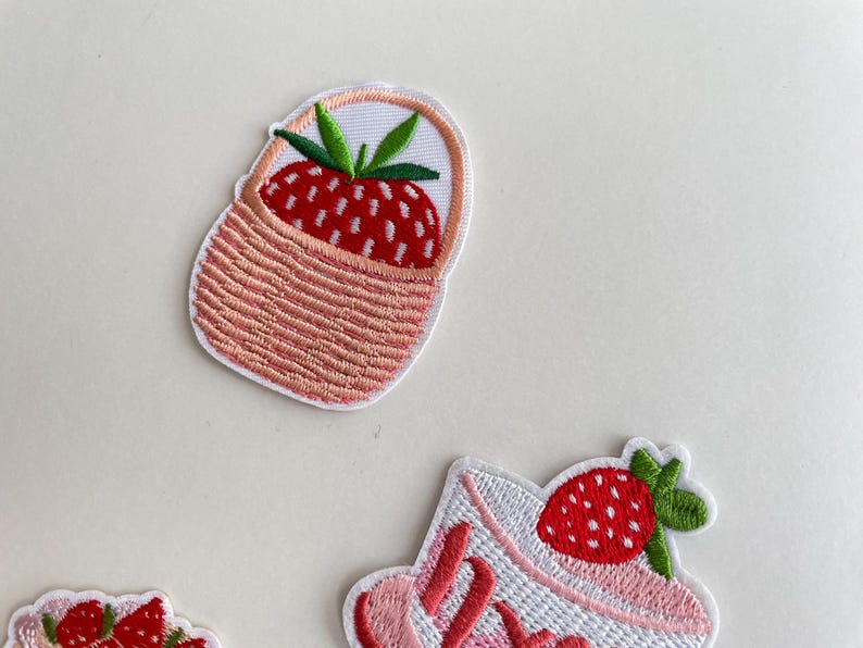 Strawberry Food Patch – Cute Embroidery Aufnäher Ice Pop Cake Wedding Cake Hot Drink Kawaii Iron On Patch for Jacket Bag DIY Gift Bild 3