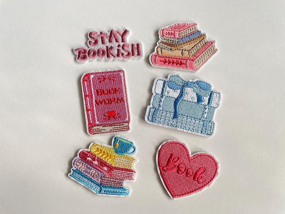 Bücherwurm Patch – Stickerei mit Buch & Herz, Bookworm Aufnäher für Denim Jacket, Rucksack DIY Geschenk für Leseratten Book Lover Gift