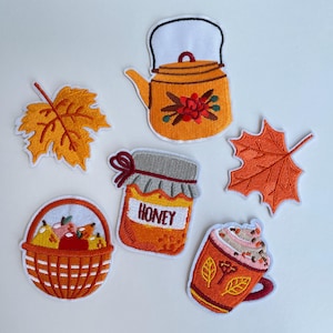 Könnte beinhalten: Rustikales Holzschild mit dem Text "Welcome to our home" in weißer Schrift. Das Schild hat eine Used-Optik und ein schlichtes, einladendes Design, ideal für die Eingangsbereichsdekoration.