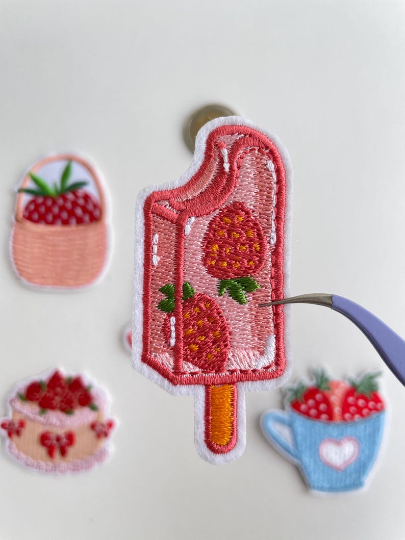 Strawberry Food Patch – Cute Embroidery Aufnäher Ice Pop Cake Wedding Cake Hot Drink Kawaii Iron On Patch for Jacket Bag DIY Gift Bild 9