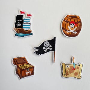 Könnte beinhalten: Eine weiße Keramik-Tasse mit schwarzem Henkel und dem Text "But First, Coffee" in fetter, schwarzer Schrift. Die Tasse steht vor einem neutralen Hintergrund, der ihr schlichtes Design hervorhebt.