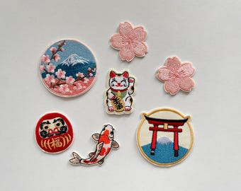 Japan Embroidery Patch Pick One, Sakura Kirschblüte Mt Fuji Koi Daruma Maneki-neko Bügelbild Jacke Deko DIY asiatische Kultur Kimono Nippon