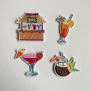 Könnte beinhalten: Vier gestickte Aufnäher mit tropischen Getränken und einer Bar. Der Bar-Aufnäher hat ein Strohdach und das Wort "BAR". Weitere Aufnäher sind ein Cocktail mit Schirmchen, ein Martini mit Erdbeere und ein Kokosnussgetränk mit Zitronenscheibe.