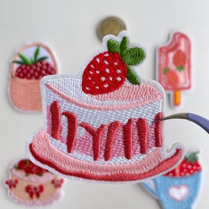 Strawberry Food Patch – Cute Embroidery Aufnäher Ice Pop Cake Wedding Cake Hot Drink Kawaii Iron On Patch for Jacket Bag DIY Gift Bild 10