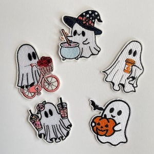 Könnte beinhalten: Fünf gestickte Halloween-Geister-Patches. Ein Geist trägt einen Hexenhut und rührt in einem Kessel. Ein anderer fährt Fahrrad mit Rosen. Andere Geister halten einen Kürbis, Kaffee und Bubble Tea.