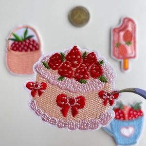 Strawberry Food Patch – Cute Embroidery Aufnäher Ice Pop Cake Wedding Cake Hot Drink Kawaii Iron On Patch for Jacket Bag DIY Gift Bild 11