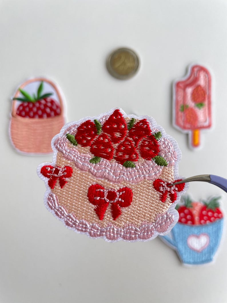 Strawberry Food Patch – Cute Embroidery Aufnäher Ice Pop Cake Wedding Cake Hot Drink Kawaii Iron On Patch for Jacket Bag DIY Gift Bild 11