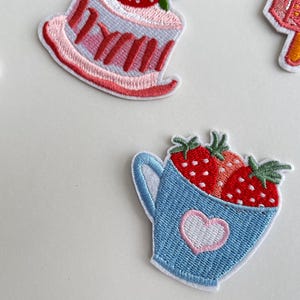 Strawberry Food Patch – Cute Embroidery Aufnäher Ice Pop Cake Wedding Cake Hot Drink Kawaii Iron On Patch for Jacket Bag DIY Gift Bild 6