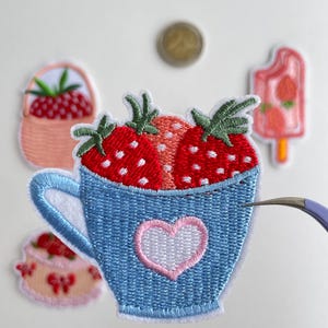 Strawberry Food Patch – Cute Embroidery Aufnäher Ice Pop Cake Wedding Cake Hot Drink Kawaii Iron On Patch for Jacket Bag DIY Gift Bild 12