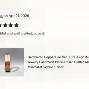Puede incluir: Brazalete de pu&ntilde;o de cobre martillado con dise&ntilde;o r&uacute;stico. El brazalete tiene una superficie texturizada y un estilo minimalista. La imagen tambi&eacute;n incluye una rese&ntilde;a de cliente con cinco estrellas.