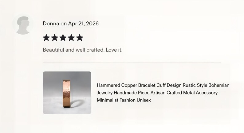 Puede incluir: Brazalete de pu&ntilde;o de cobre martillado con dise&ntilde;o r&uacute;stico. El brazalete tiene una superficie texturizada y un estilo minimalista. La imagen tambi&eacute;n incluye una rese&ntilde;a de cliente con cinco estrellas.