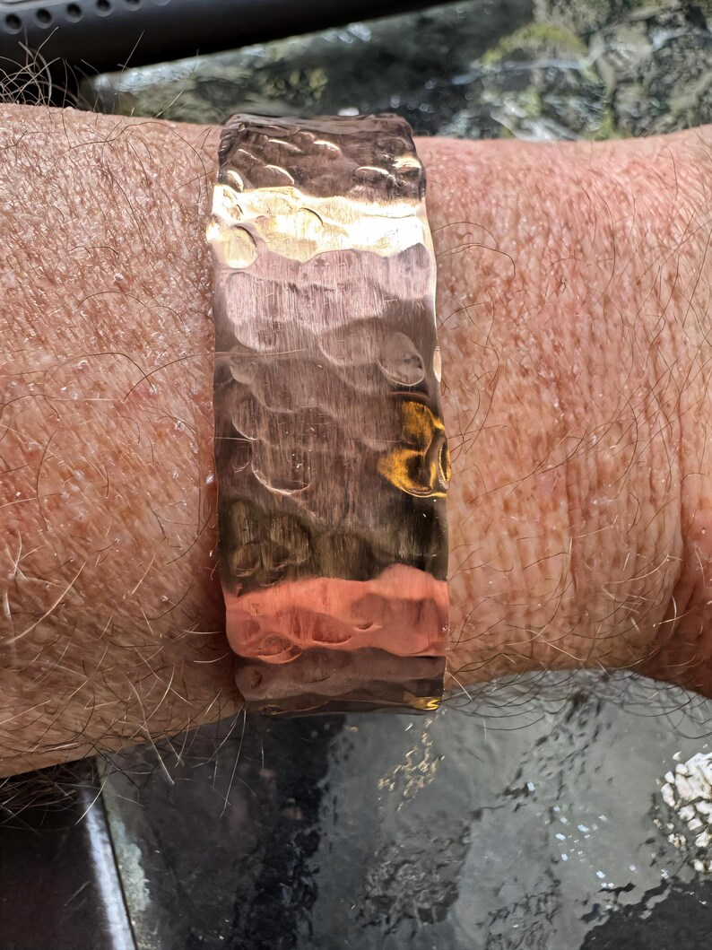 Pulsera de cobre martillado, diseño de brazalete, estilo rústico, joyería bohemia, pieza hecha a mano, accesorio de metal artesanal, moda minimalista unisex imagen 11