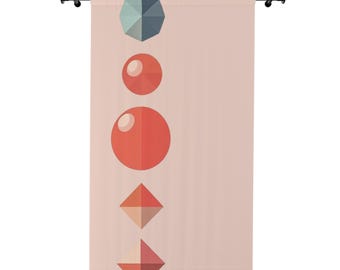 Pode incluir: Uma cortina de design geométrico com uma série de formas em tons de vermelho, laranja e verde-azulado contra um fundo rosa pálido. As formas incluem um polígono, esferas e diamantes. A cortina é suspensa por uma barra preta.