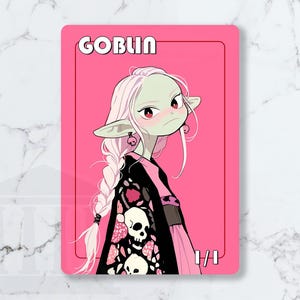 Peut inclure: Une carte rose avec une illustration de personnage de gobelin. Le gobelin a la peau vert pâle, de longs cheveux blancs en tresse et des yeux rouges. Le gobelin porte une cape noire avec des motifs de crânes et de fleurs. Le mot "GOBLIN" est en haut.