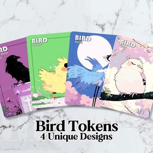 Könnte beinhalten: Vier rechteckige Spielkarten mit der Aufschrift Bird, die verschiedene Illustrationen zeigen: eine schwarze Krähe auf violettem Grund, ein gelbes Küken auf Grün, ein blauer Kranich vor einem Mond auf Blau und ein weißer Vogel auf einem Ast.