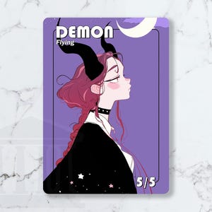 Puede incluir: Tarjeta de arte de fantasía con una mujer de pelo rojo, cuernos negros y capa negra. El fondo es morado con una luna y estrellas. La palabra "DEMON" está arriba, y "Flying" debajo. La fuerza de la carta es 5/5.