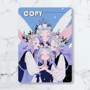 Op de afbeelding: Een rechthoekige print met een groep lachende fee-achtige figuren met blauw haar, bloemenkransen en vleugels. De figuren zijn gekleed in witte en marineblauwe kleding. Het woord "COPY" staat bovenaan.
