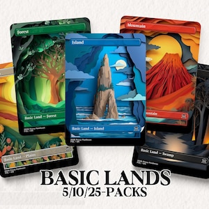 Puede incluir: Un conjunto de cinco cartas de arte fantástico con paisajes: llanuras, bosque, isla, montaña y pantano. Cada carta tiene un estilo de arte en papel en capas único con colores vibrantes. El texto "BASIC LANDS" y "5/10/25-PACKS" se muestra en la parte inferior.