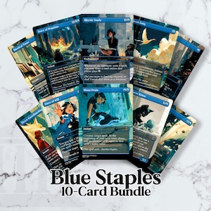 Puede incluir: Un conjunto de diez cartas coleccionables de temática azul, con varias ilustraciones de arte fantástico y texto. Las cartas están dispuestas en forma de abanico, con el texto "Blue Staples 10-Card Bundle" en la parte inferior. Las cartas tienen un esquema de color azul y blanco.