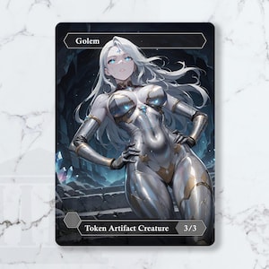 以下が含まれることがあります： 女性ゴーレムキャラクターが描かれたファンタジーアートカード。カードは黒い背景で、上部に「Golem」、下部に「Token Artifact Creature 3/3」と書かれています。ゴーレムは、白い髪と青い目を持つ金属製の鎧で描かれています。