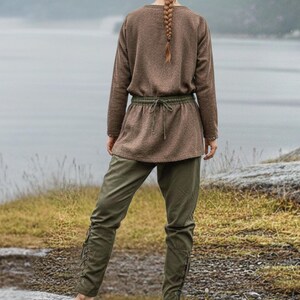 Peut inclure: Un haut marron &agrave; manches longues avec une taille &agrave; cordon et un pantalon vert olive. Le pantalon a des d&eacute;tails de la&ccedil;age sur les c&ocirc;t&eacute;s. La tenue est adapt&eacute;e aux reconstitutions historiques ou aux &eacute;v&eacute;nements costum&eacute;s.