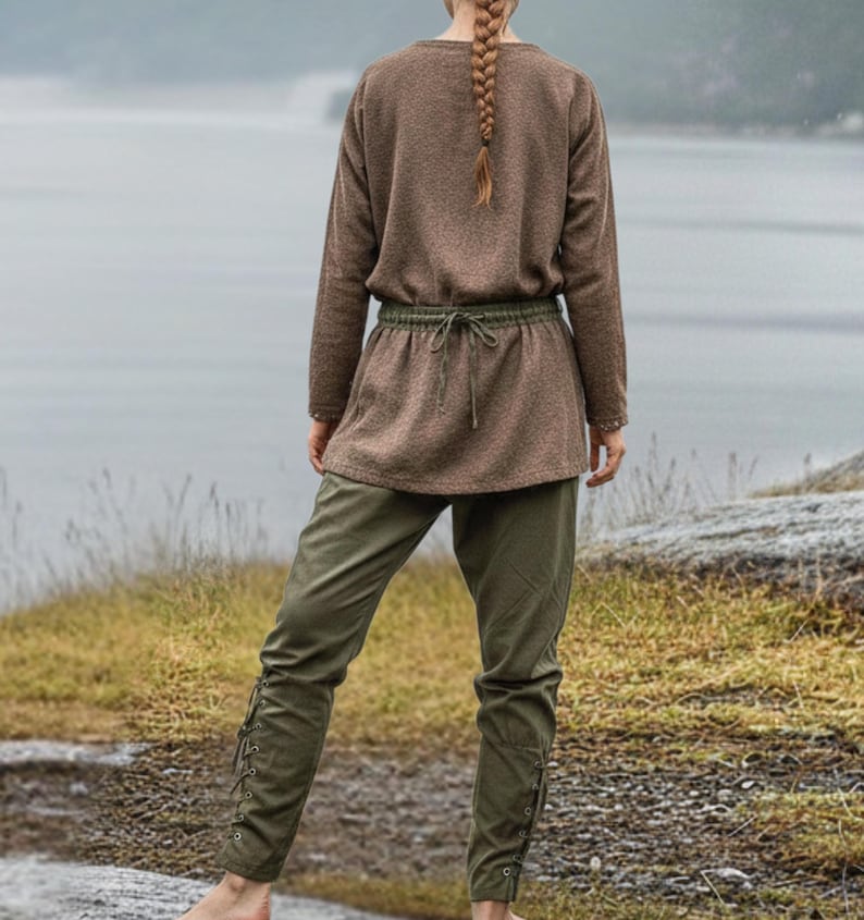 Peut inclure: Un haut marron &agrave; manches longues avec une taille &agrave; cordon et un pantalon vert olive. Le pantalon a des d&eacute;tails de la&ccedil;age sur les c&ocirc;t&eacute;s. La tenue est adapt&eacute;e aux reconstitutions historiques ou aux &eacute;v&eacute;nements costum&eacute;s.