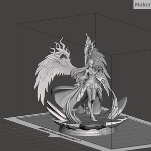 Peut inclure: Un modèle numérique 3D d'une figure humanoïde ailée debout sur une base circulaire, affiché dans l'interface du logiciel Makerbot Replicator 2. La figure présente de longs cheveux fluides, de grandes ailes emplumées et une tenue détaillée.