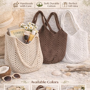 Può includere: Tre borse tote all'uncinetto beige, marrone e bianca, con il testo "Tulip Crochet Tote Bag" e "Boho Summer Shoulder Bag". Le borse sono piene di oggetti come occhiali da sole e libri. L'immagine mostra anche i colori disponibili.