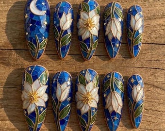 Press-on naglar i målat glas / Naglar med blå lilja och blommor / Nagelkonst med månstjärnor och blommor / Handgjorda lösnaglar
