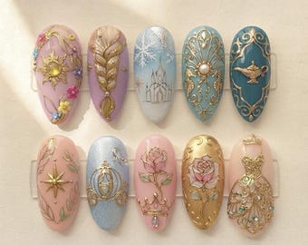 Peut inclure: Un ensemble de dix faux ongles en forme d'amande avec des motifs en relief 3D dorés. Les designs incluent un soleil, une tresse, un château, une lampe, un carrosse, une rose, une couronne et une robe, dans des tons rose pastel et bleu.