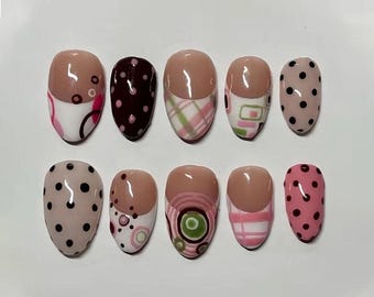 Handgemachte Retro Rosa Braun Drücken Sie die Nägel | Polka Dots & Karomuster | Kurze runde Nägel für Vintage Y2K Vibe