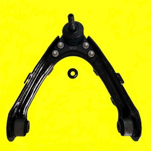 Op de afbeelding: Een zwarte, V-vormige draagarm voor de auto-ophanging met een kogelgewricht en bevestigingsmateriaal. Er is ook een kleine, zwarte, cirkelvormige ring aanwezig. Het onderdeel staat tegen een felgele achtergrond. De tekst "WSD" is zichtbaar op het onderdeel.