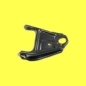 Op de afbeelding: Een zwart metalen auto-onderdeel met een gebogen, hoekig ontwerp. Het heeft een cirkelvormig gat en verschillende kleinere openingen, waarschijnlijk voor montage. Het onderdeel heeft een glanzende afwerking.