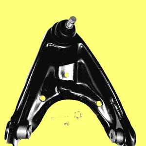 Op de afbeelding: Een zwarte, V-vormige draagarm voor de auto-ophanging met een kogelgewricht en montagemateriaal. De arm heeft een glanzende afwerking en staat tegen een gele achtergrond. De afbeelding is een studio-opname van een nieuw auto-onderdeel.