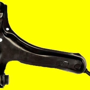 Könnte beinhalten: Ein schwarzer, gebogener Querlenker für die Automobilaufhängung mit Bolzen und Buchse. Das Metallteil hat mehrere Löcher und ein abgerundetes Ende. Der Hintergrund ist leuchtend gelb.