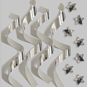 Puede incluir: Cinta plateada rizada en forma de zigzag sobre un fondo blanco con confeti plateado en forma de estrella.