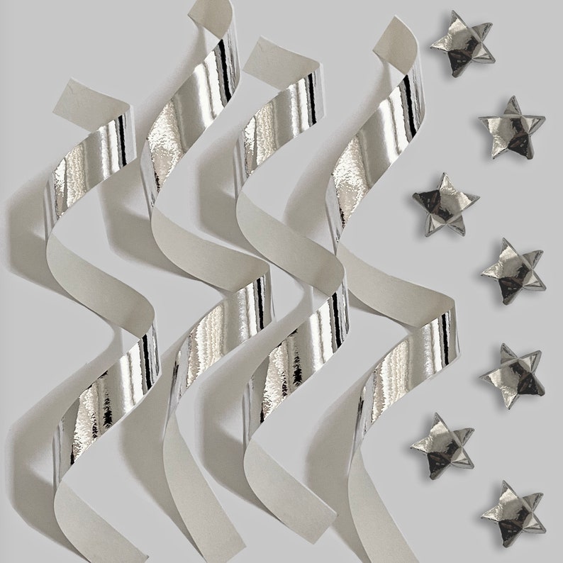 Puede incluir: Cinta plateada rizada en forma de zigzag sobre un fondo blanco con confeti plateado en forma de estrella.